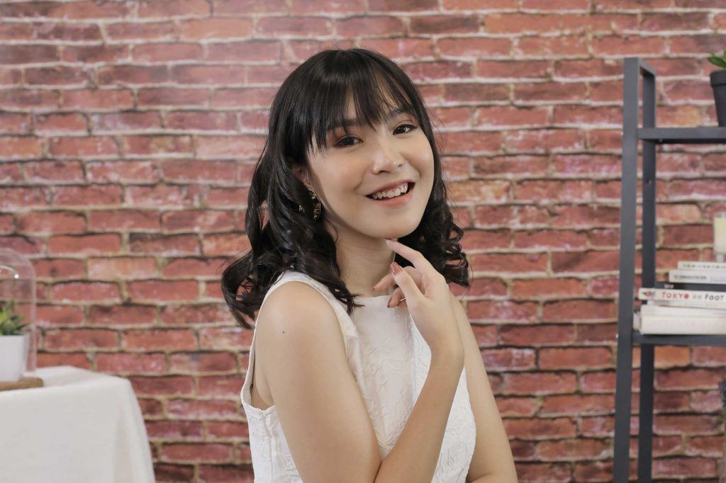 ผู้หญิงเอเชียผมยาวประบ่าสีดำ ม้วนผมลอน