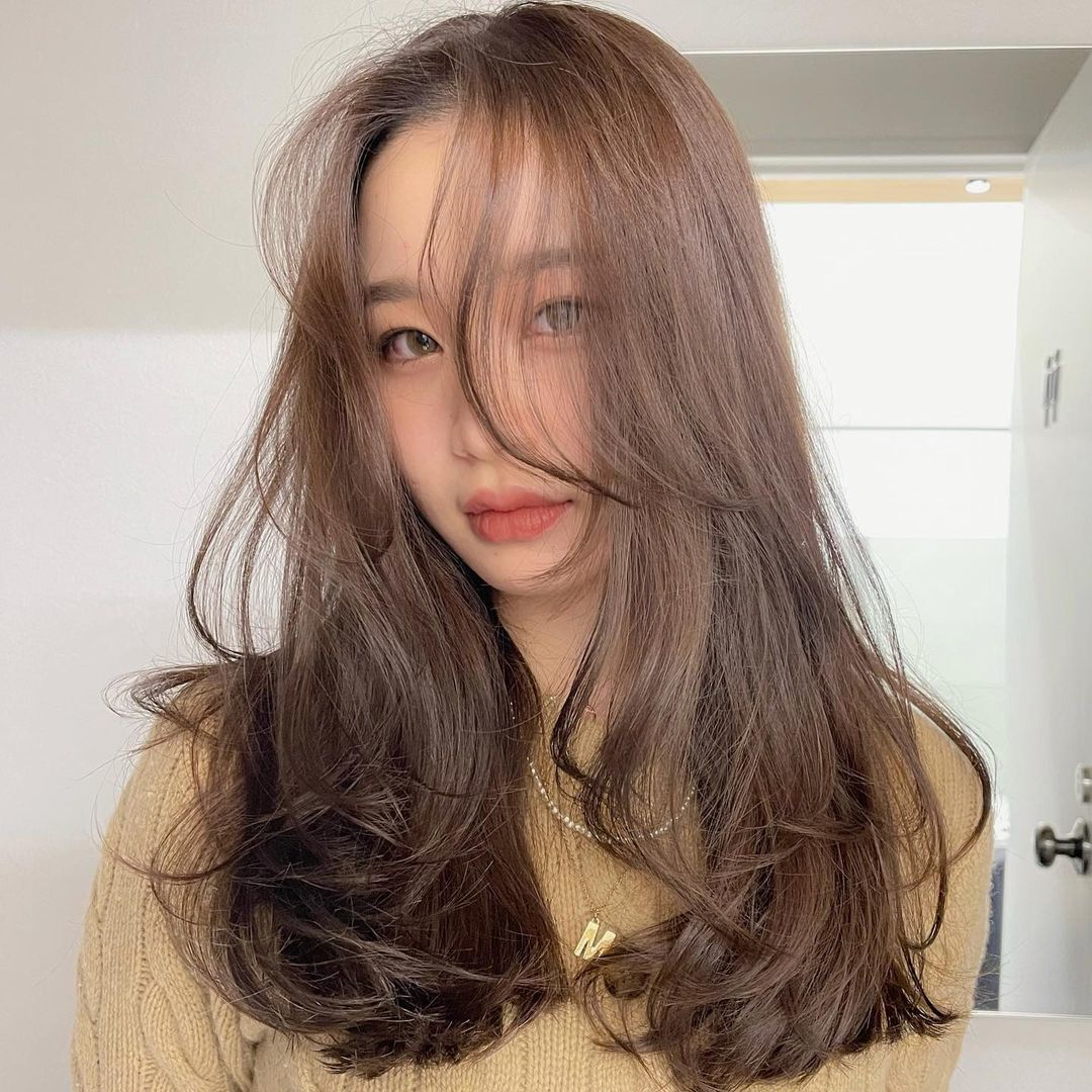 ผู้หญิงเอเชีย ไว้ผมยาว ย้อมสีผม ผมสีน้ำตาล