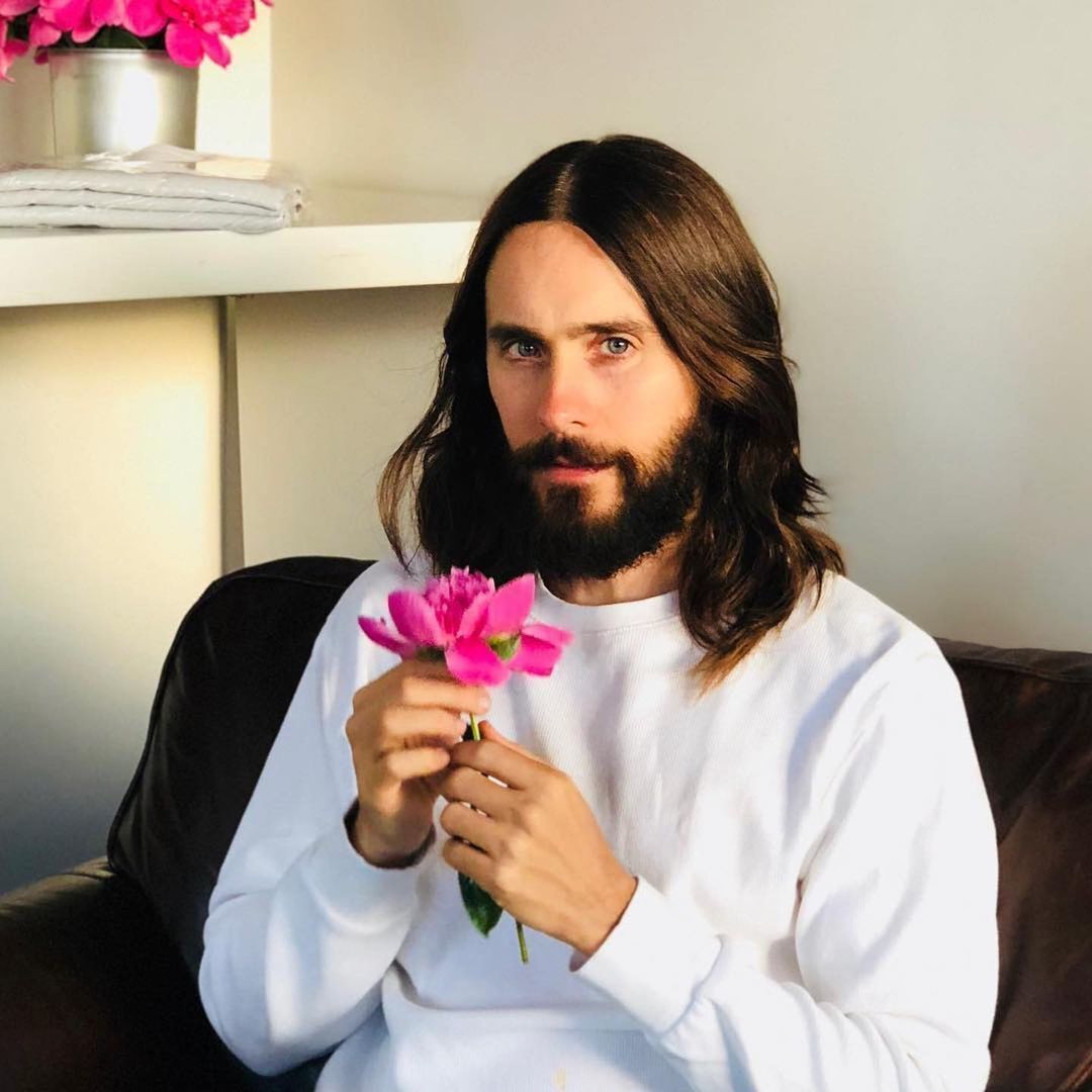 ผมยาวแสกกลางธรรมชาติแบบ จาเร็ด เล็ตโต(Credit: Instagram/@jaredleto) 