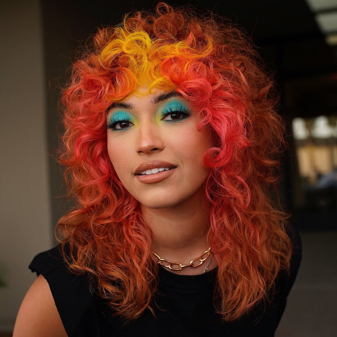 ผู้หญิงฝรั่งไว้ผมหยิกยาว ย้อมสีผม ทำผมสีรุ้ง