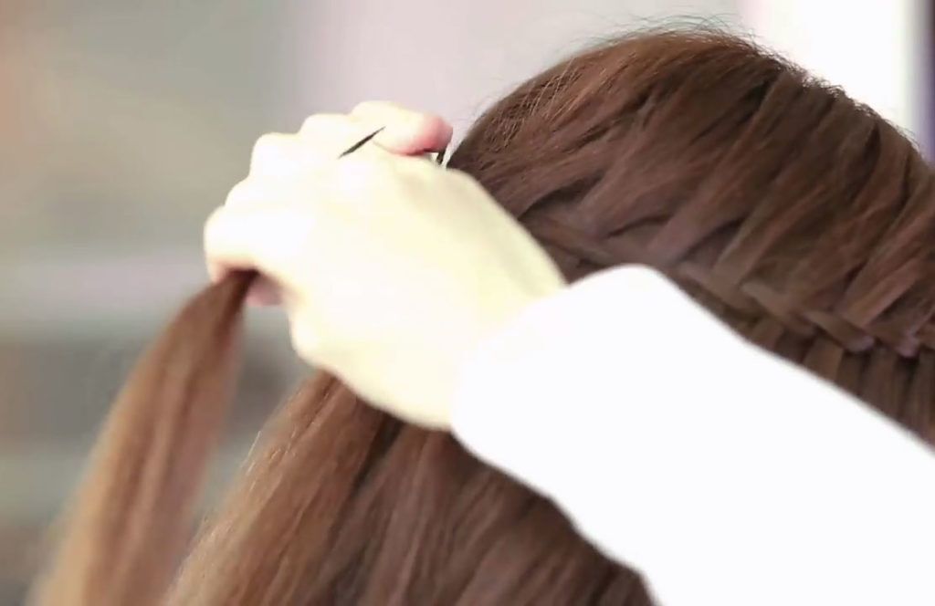 ผู้หญิง มัดเปียรวมด้านหลัง ทรงผมเปียออกงาน