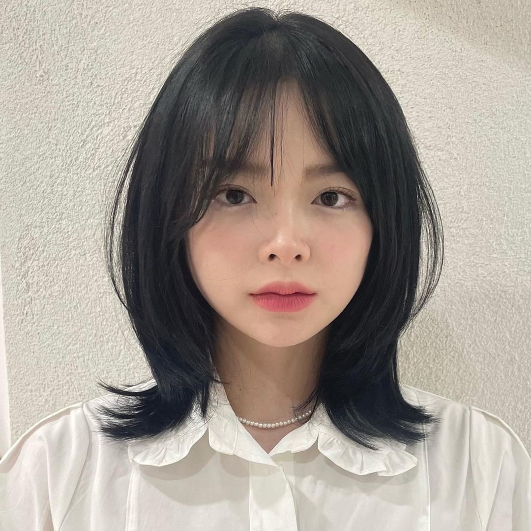 ทรงผมวูลฟ์คัตกับหน้าม้าแสกกลาง (Credit: instagram/@haum_da_s.m__)