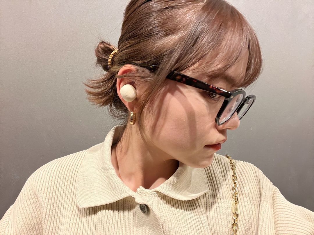 ผมบ๊อบสั้นหน้าม้าแสกกลางมัดจุกครึ่งหัว