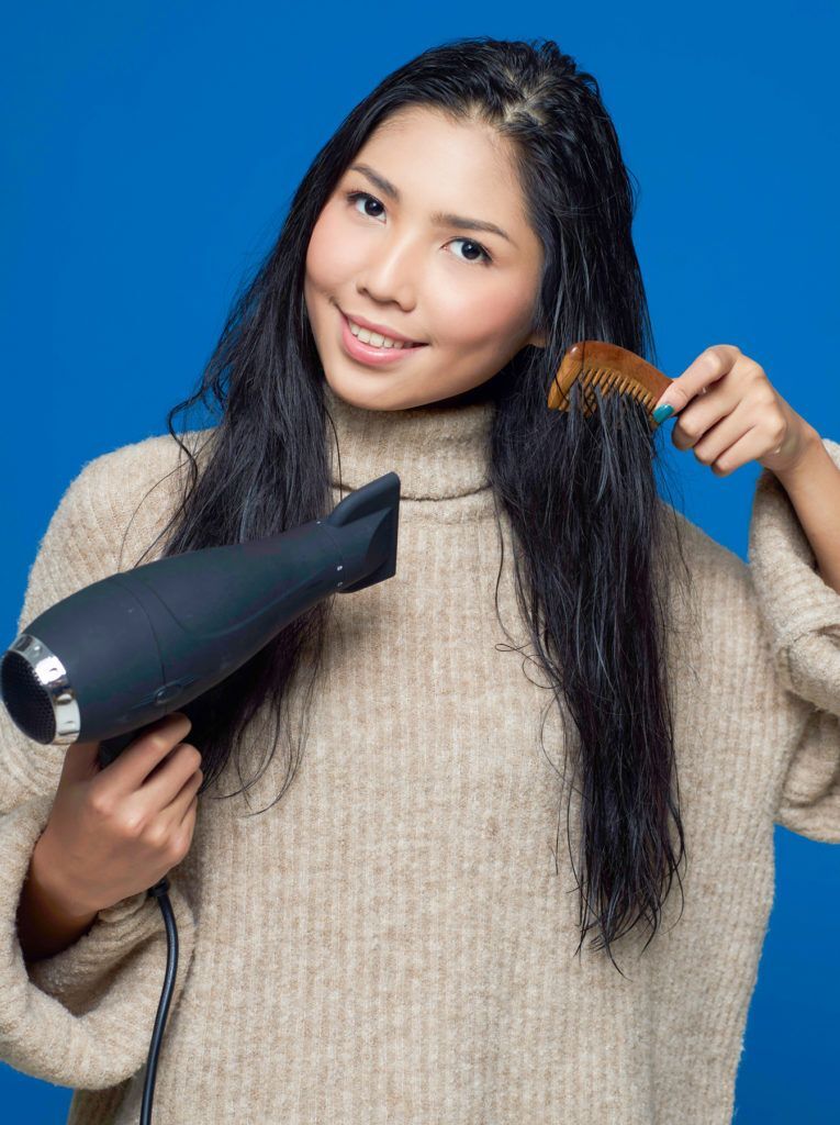 ผู้หญิง ผมยาวสีดำ จัดการผมชี้ฟู