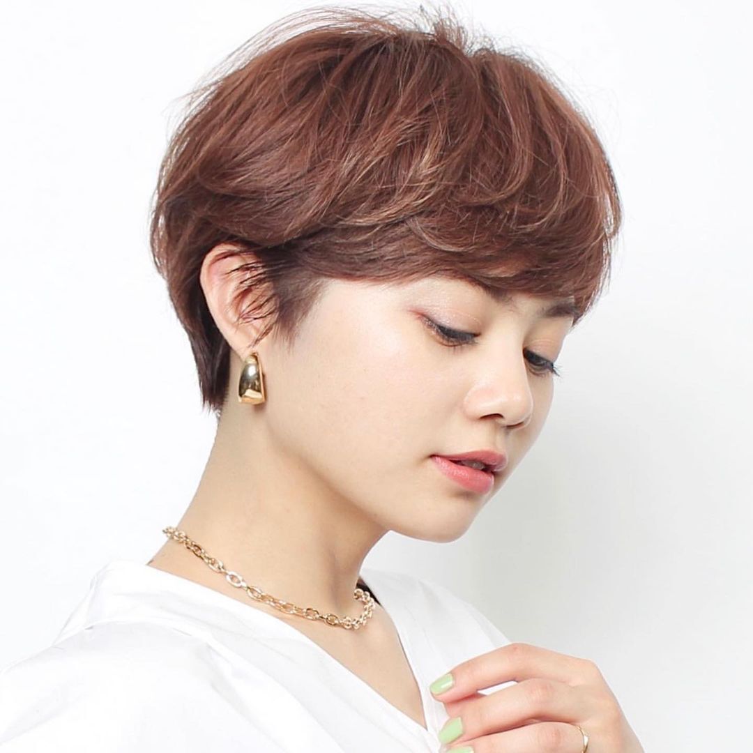 woman_with_short_c_curl_style