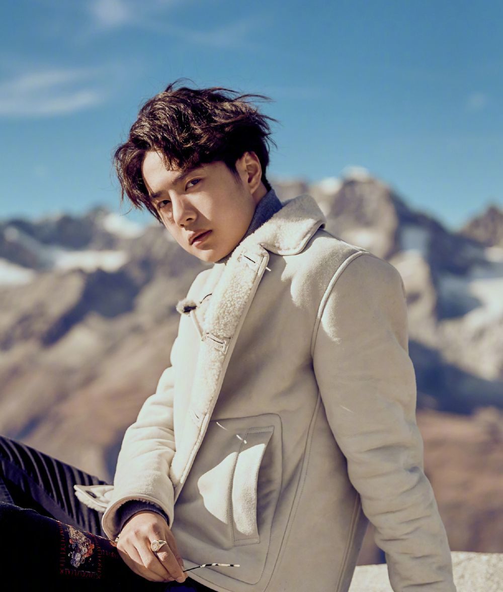 หวังอี้ป่อกับผมดัดลอนแสกกลาง (Credit:Shutterstock)