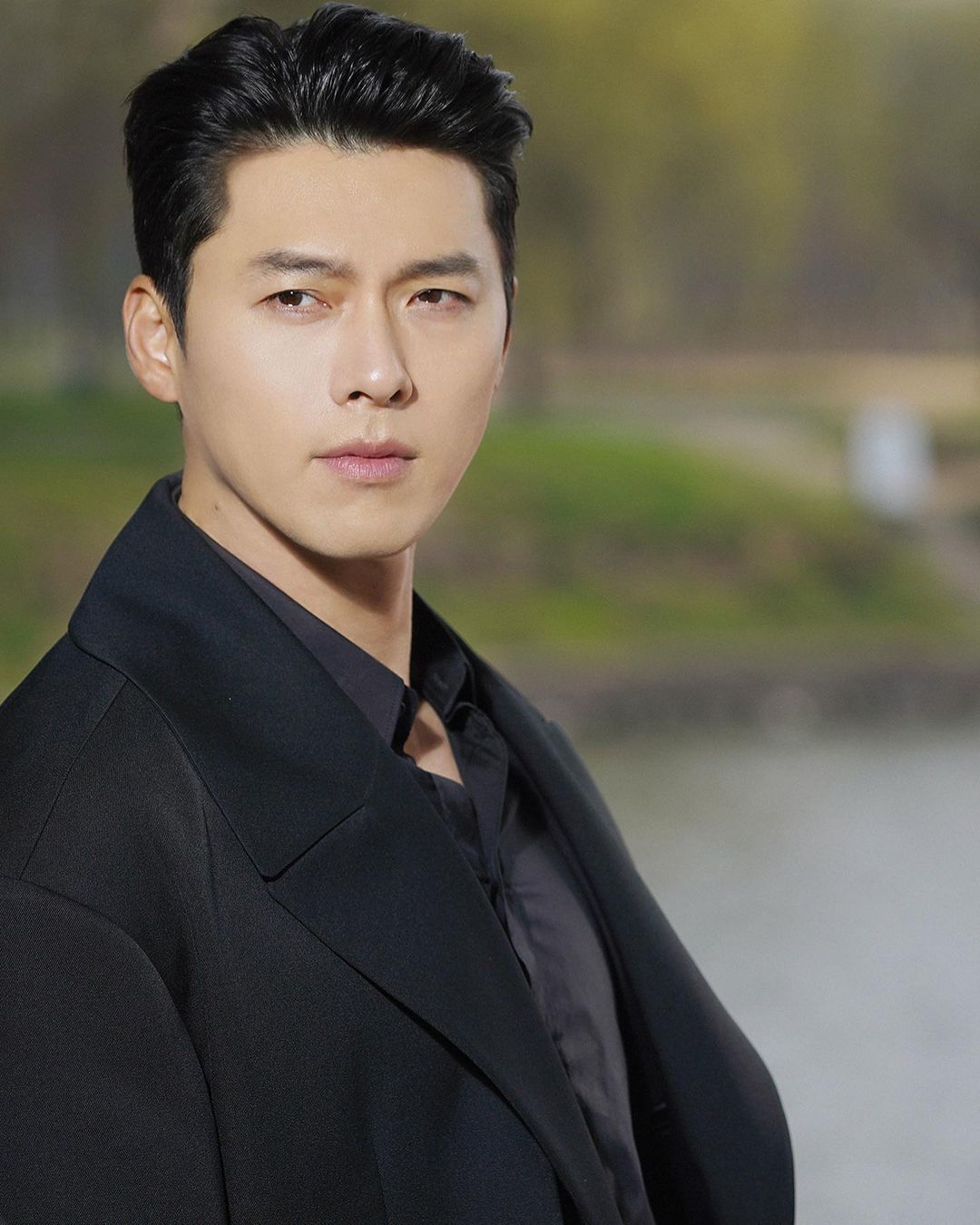 สลิคแบคสไตล์โอปป้าหล่อคลาสสิก แบบ ฮยอนบิน (Credit: instagram/@hyunbin.actor /ᴠᴀsᴛ ᴇɴᴛᴇʀᴛᴀɪɴᴍᴇɴᴛ)