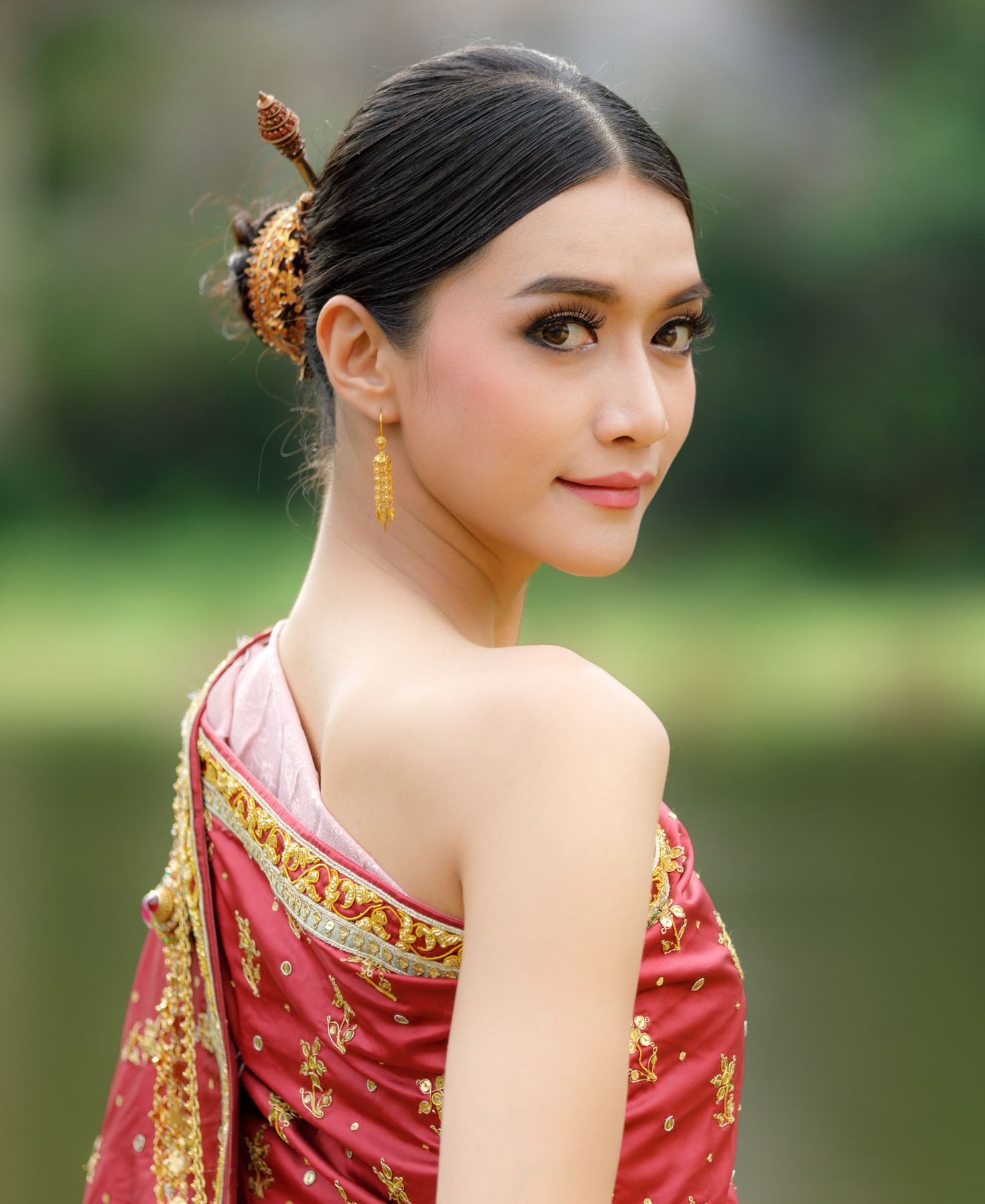 มวยผมต่ำแบบเรียบง่าย (Credit: Rex by Shutterstock)