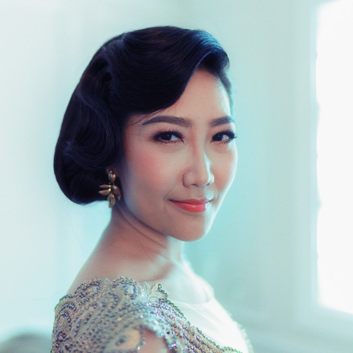 ผู้หญิงเอเชีย ผิวขาว ผมบ๊อบสั้น แสกข้าง ยกกระบัง