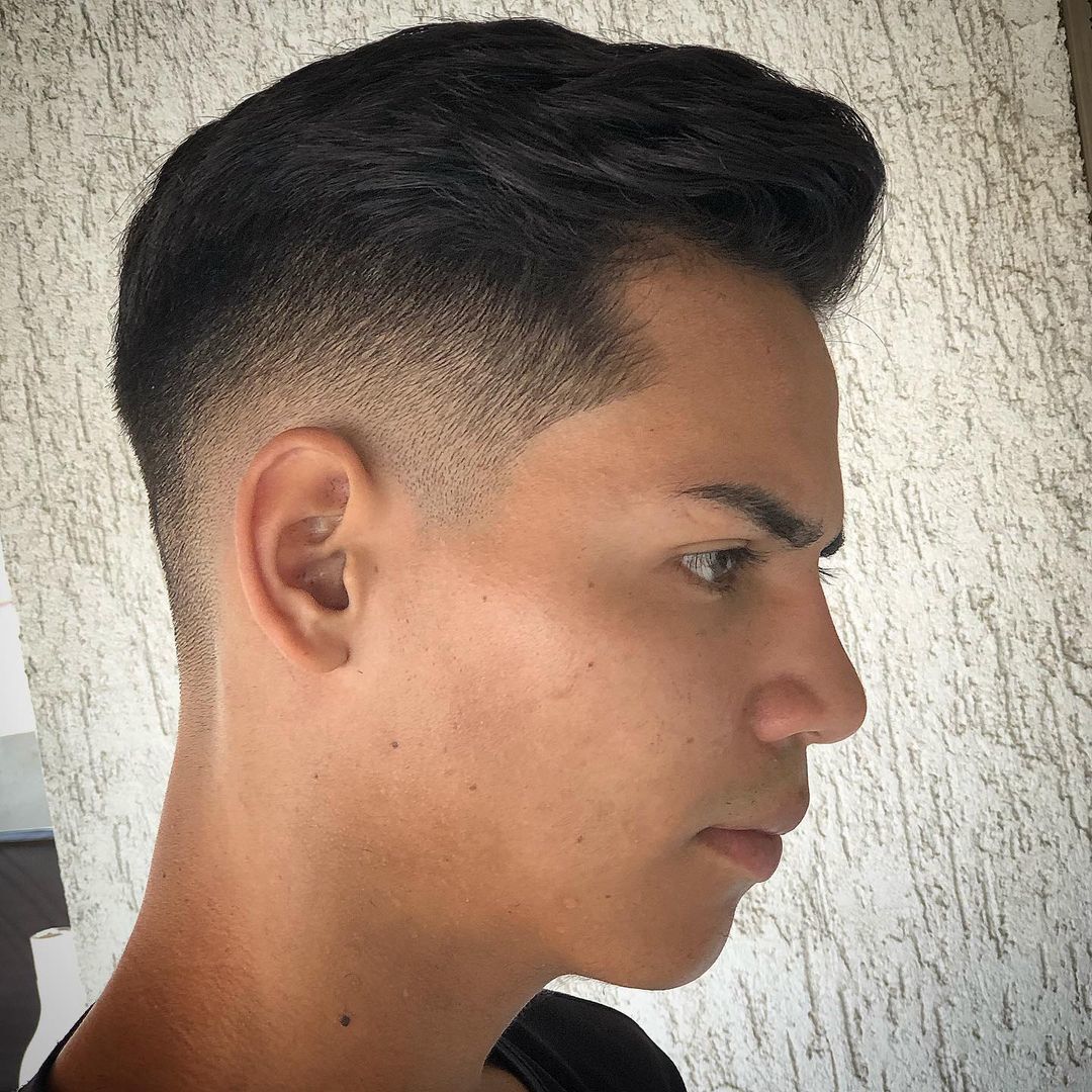 ทรงผมอันเดอร์คัตเหมาะกับหนุ่มหน้าเหลี่ยม (Credit: instagram/@jhonatamalfacini)