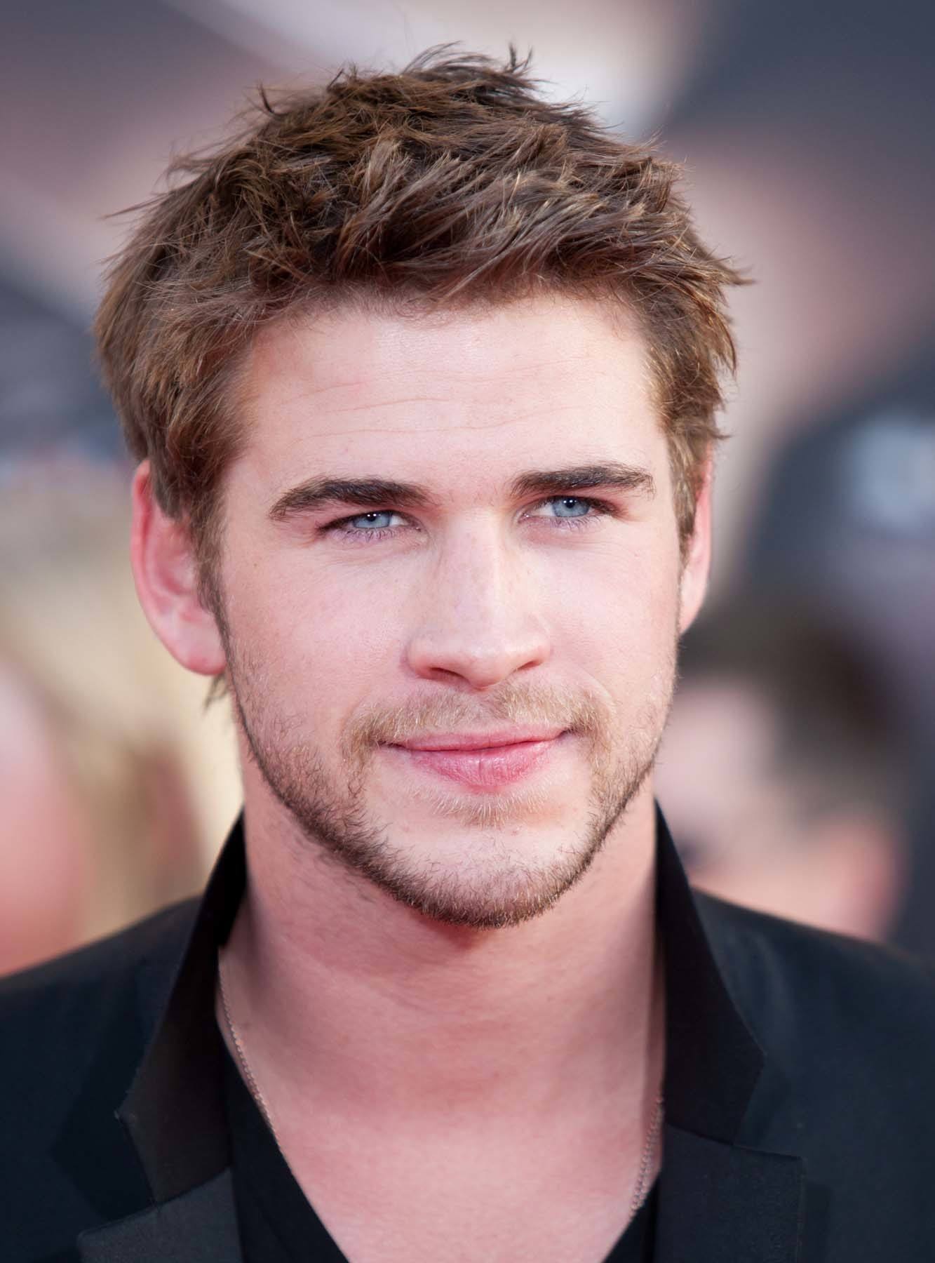 เสยผมนิดนึง เพื่อเพิ่มพื้นที่แนวตั้งให้ใบหน้า (Credit: Rex by Shutterstock)