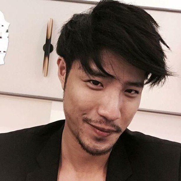 ทรงผมหน้าม้าปัดข้าง สำหรับผู้ชายหน้ายาว (Credit: instagram/@asianmenhairstyles)