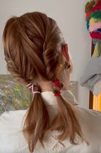 ผู้หญิง หันหลัง ผมททรงบิดเกลียวคู่ ทรงผมสั้นออกงาน