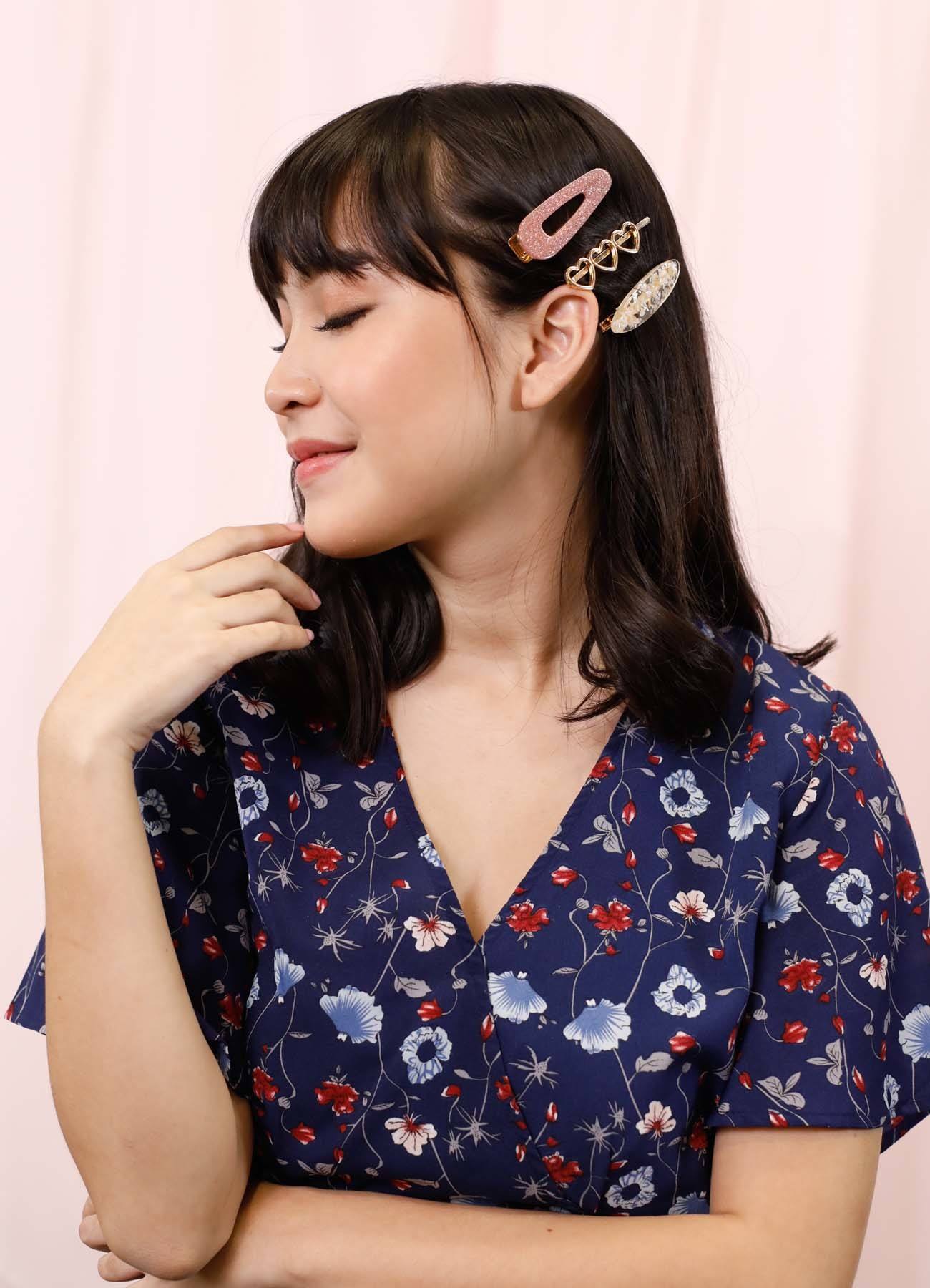 ผู้หญิงเอเชียผมประบ่าสีดำ ทำผมลอน ติดกิ๊บน่ารักๆ