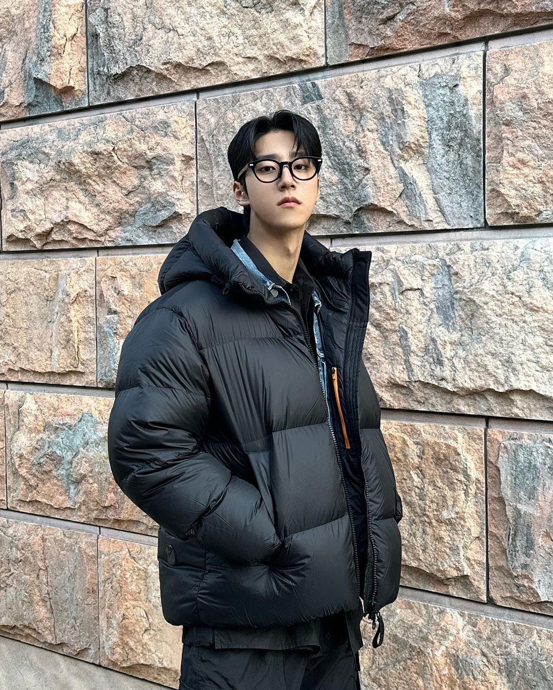 เท่แบบโอปป้าด้วยผมทรงคอมม่า (Credit: instagram/@jeejby)