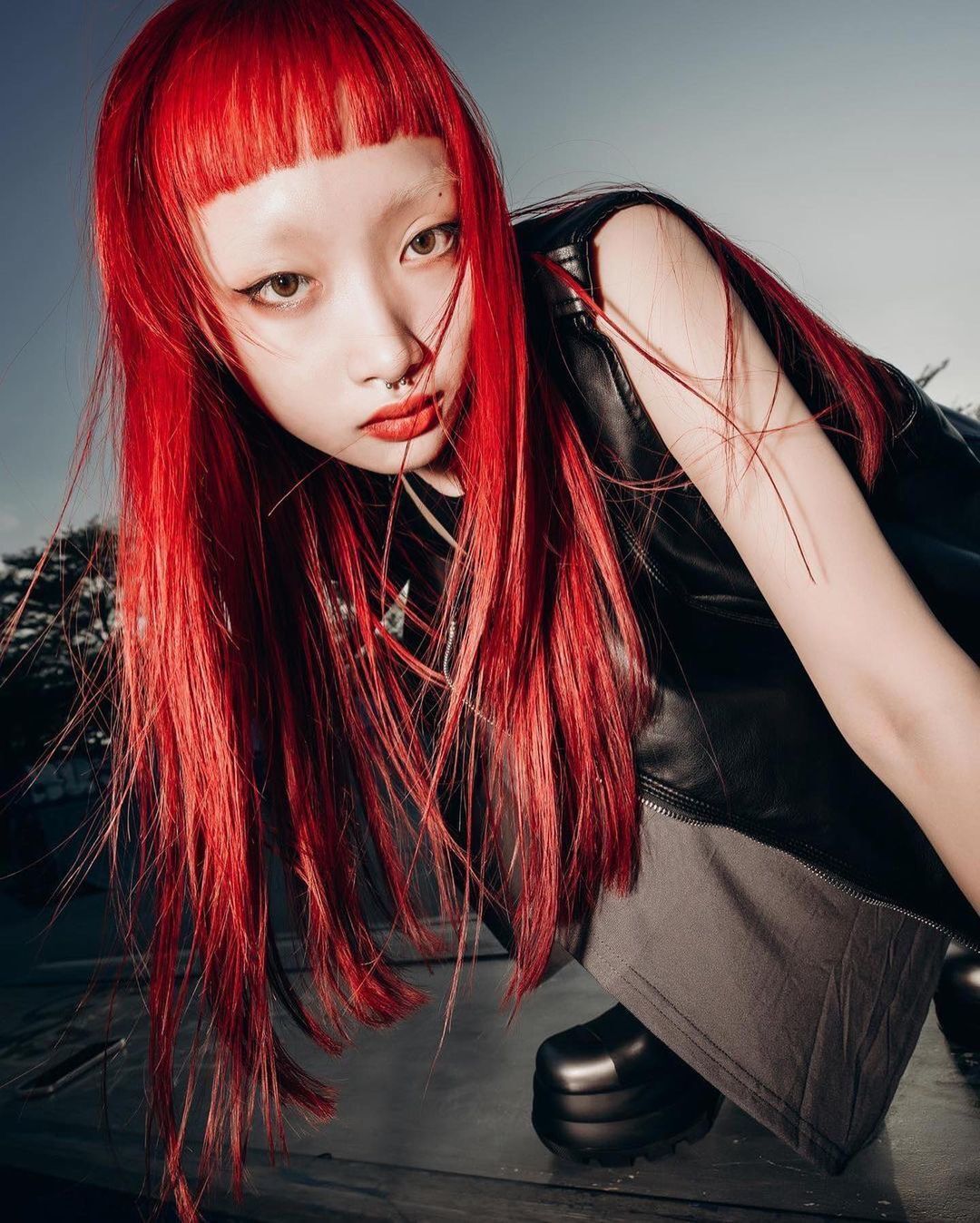 ผู้หญิงเอเชีย ไว้ผมยาว ย้อมสีผม ผมสีแดง