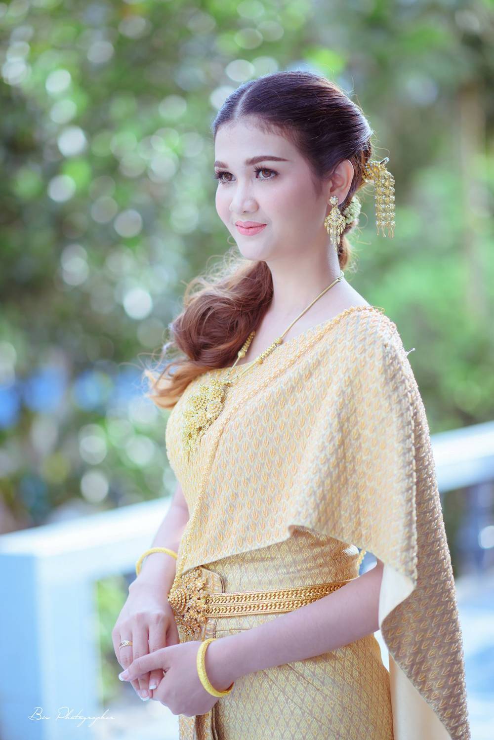 ทรงผมยาวม้วนเกลียวช่อปลายผม  
((เครดิต: ภาพ/Kanittha Promsakul นางแบบ/Wa-nich Klaewtanong หน้าและผม/BellTeenBunyanuwat)