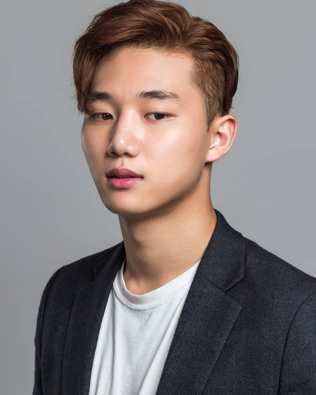 หน้าม้าปัดข้างช่วยลดความยาวของใบหน้าลงได้ (Credit: instagram/@asianmenhairstyles)