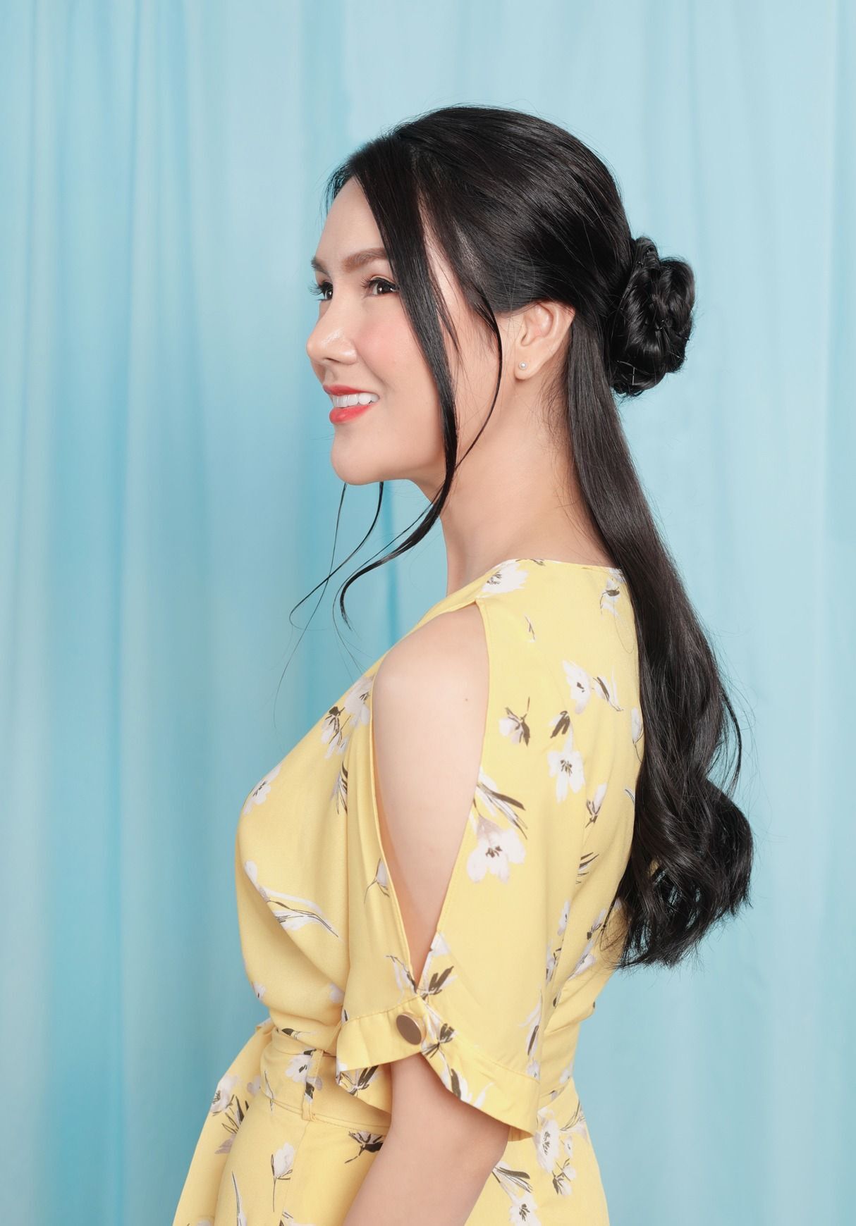 ทรงผมครึ่งหัวหวานๆ กับดอกไม้ (Credit: Natasha Estelle)