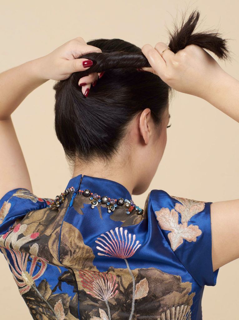 สาวเอเชีย หันหลัง ม้วนปลายผม 