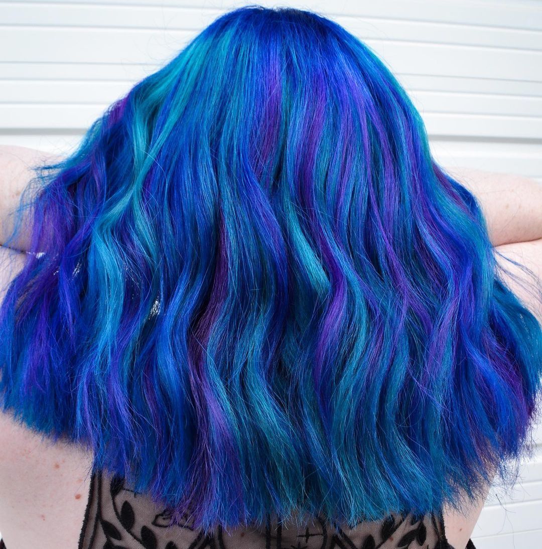 ผู้หญิงฝรั่ง หันหลัง ไว้ผมยาว ย้อมสีผม ผมสีน้ำเงิน