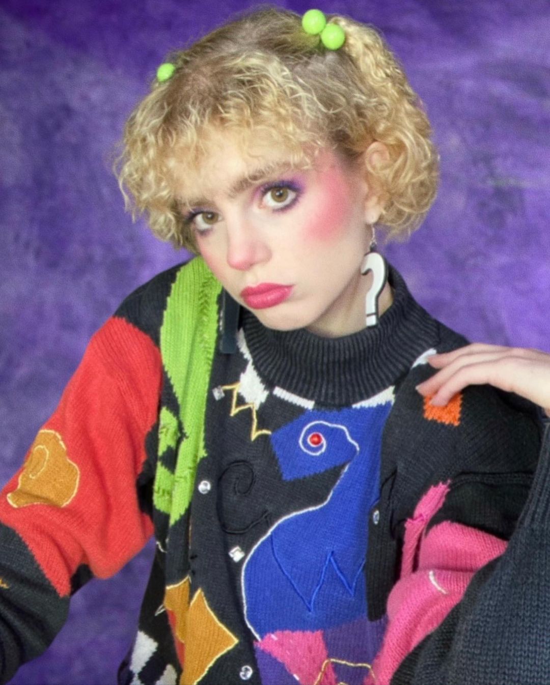 ทรงผมบ๊อบหยิกทำสีแคนดี้ป๊อป(Credit: Instagram/@_offbrandpollypocket)