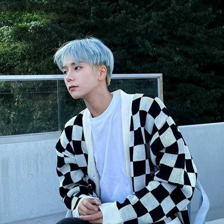 ผมสีไอซี่บลู สุดเท่ (Credit: instagram/@)yu.n_w.k)