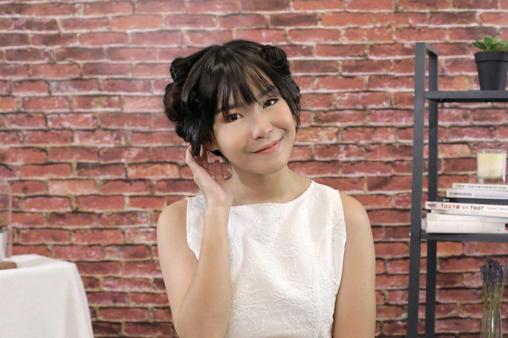 ผู้หญิงเอเชียผมยาวประบ่าสีดำ ม้วนผมลอน