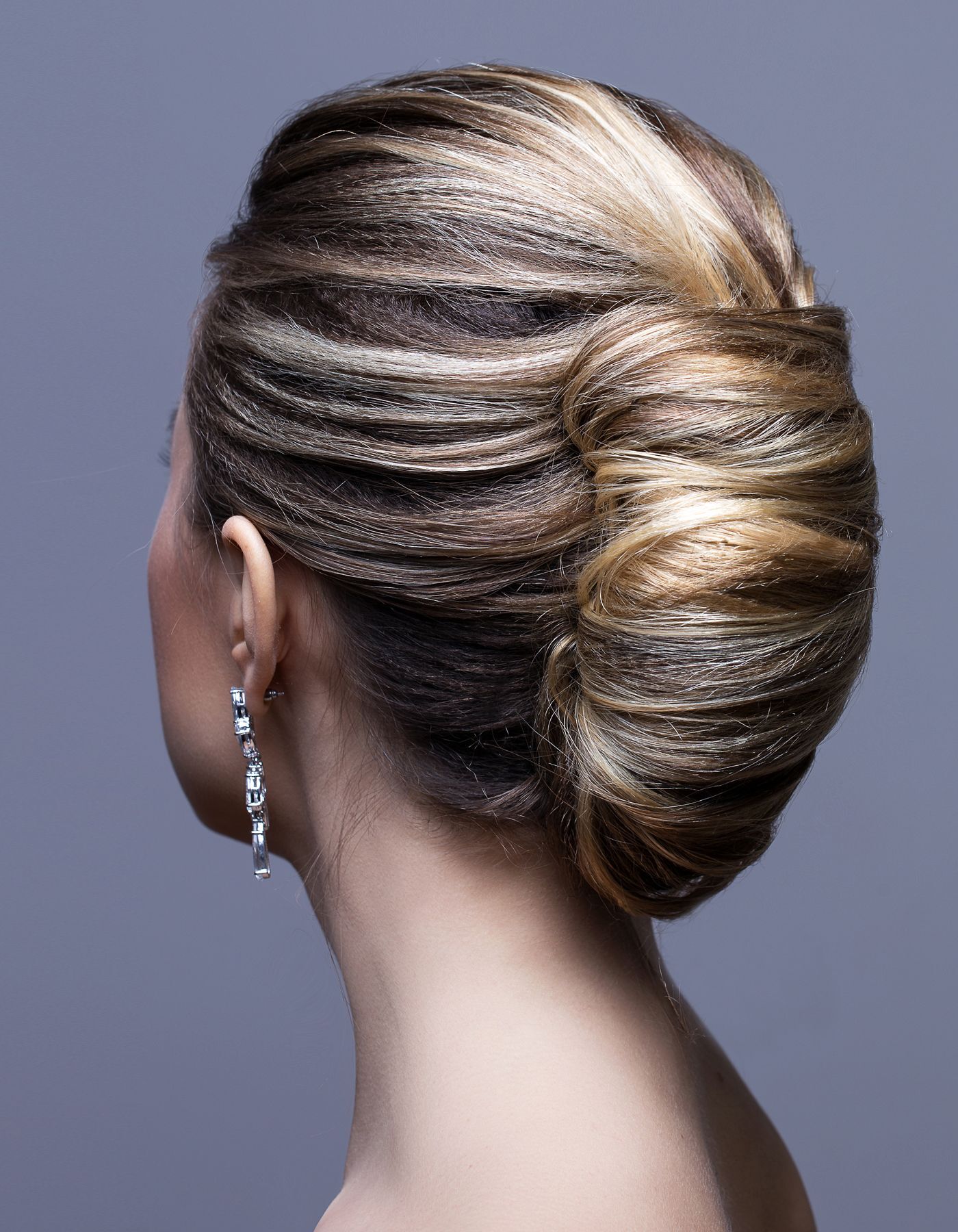 เกล้าผมทรงกล้วยหอม (Credit : Shutterstock)