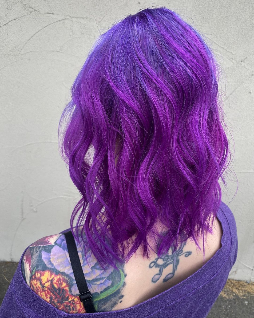 ผู้หญิงฝรั่ง หันหลัง ไว้ผมยาว ย้อมสีผม ผมสีม่วง