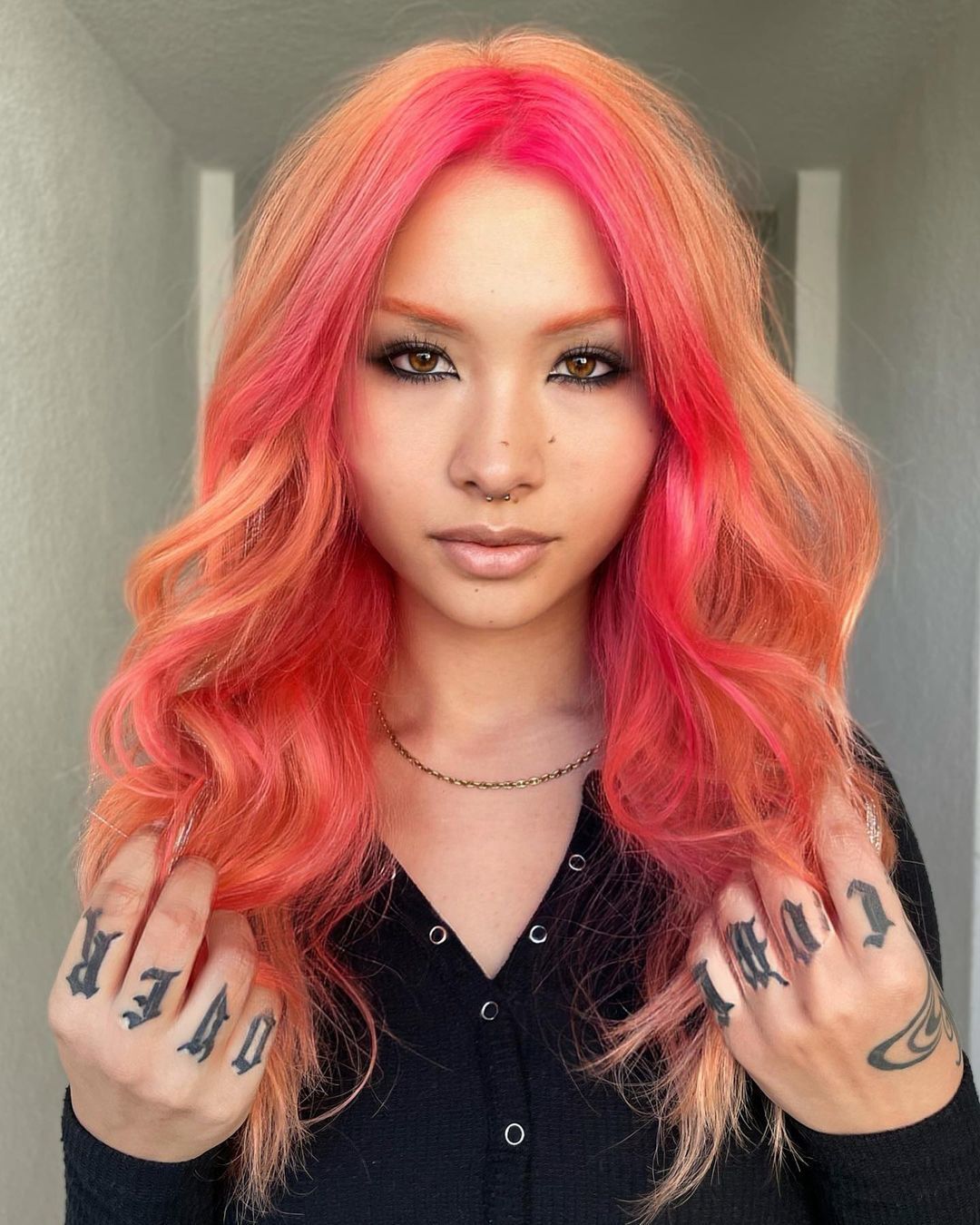 ผู้หญิงเอเชีย ไว้ผมยาว ย้อมสีผม ผมสีแดง