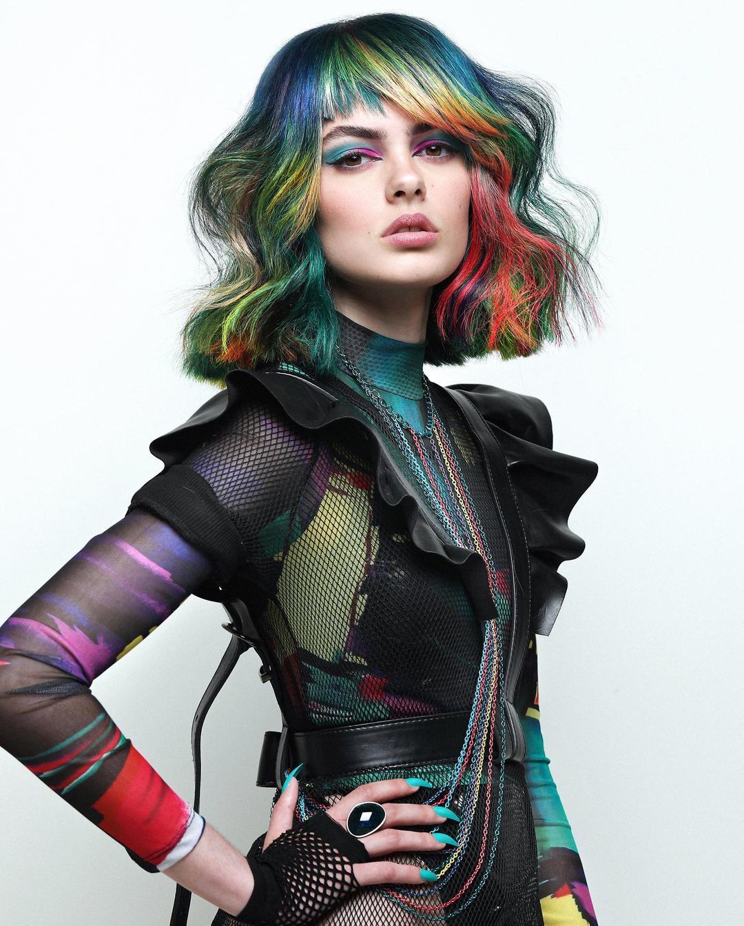 ผู้หญิงฝรั่งไว้ผมหยิกยาว ย้อมสีผม ทำผมสีรุ้ง