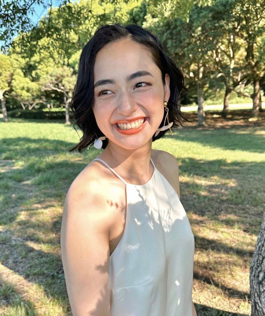 ผู้หญิงเอเชีย ผิวขาว ผมบ๊อบสั้น แสกข้าง 