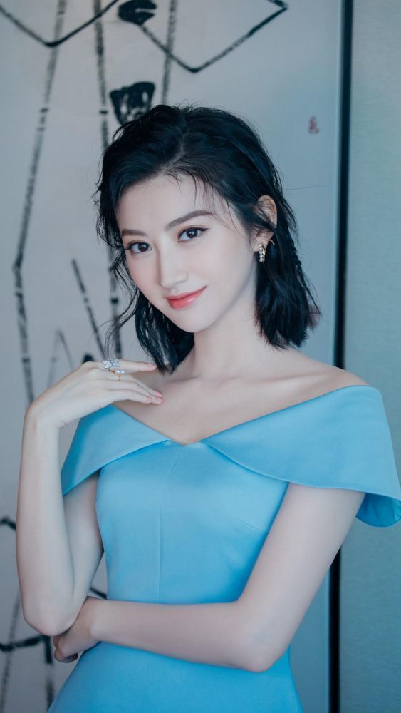 ผมบ๊อบยาวประบ่า ดัดลอนคลื่นเล็กๆ และแสกข้าง (Credit: Supermodel / Shutterstock)