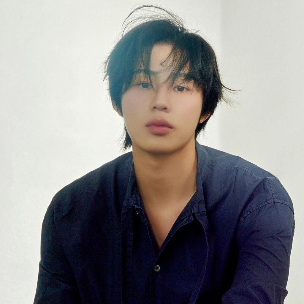 ผู้ชายเกาหลีไว้ผมยาวปานกลาง แสกกลาง ทรงผมชายเกาหลี