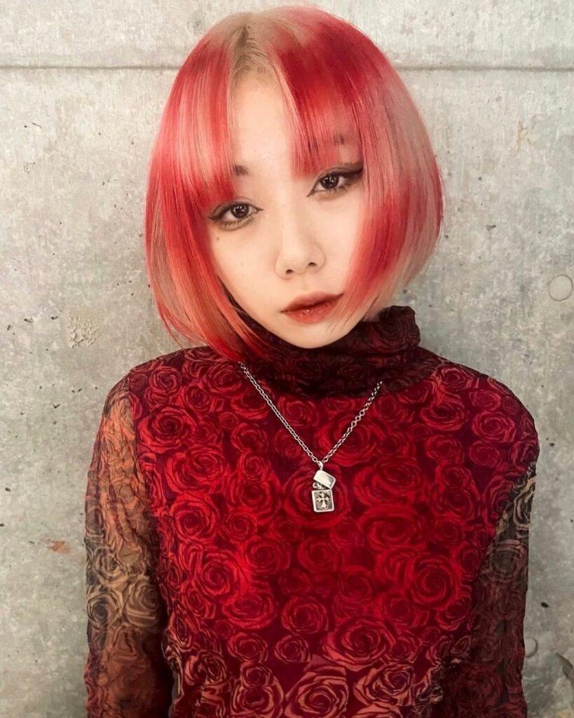 ผู้หญิงเอเชีย ไว้ผมสั้น ทำผมสองสี ผมสีแดง