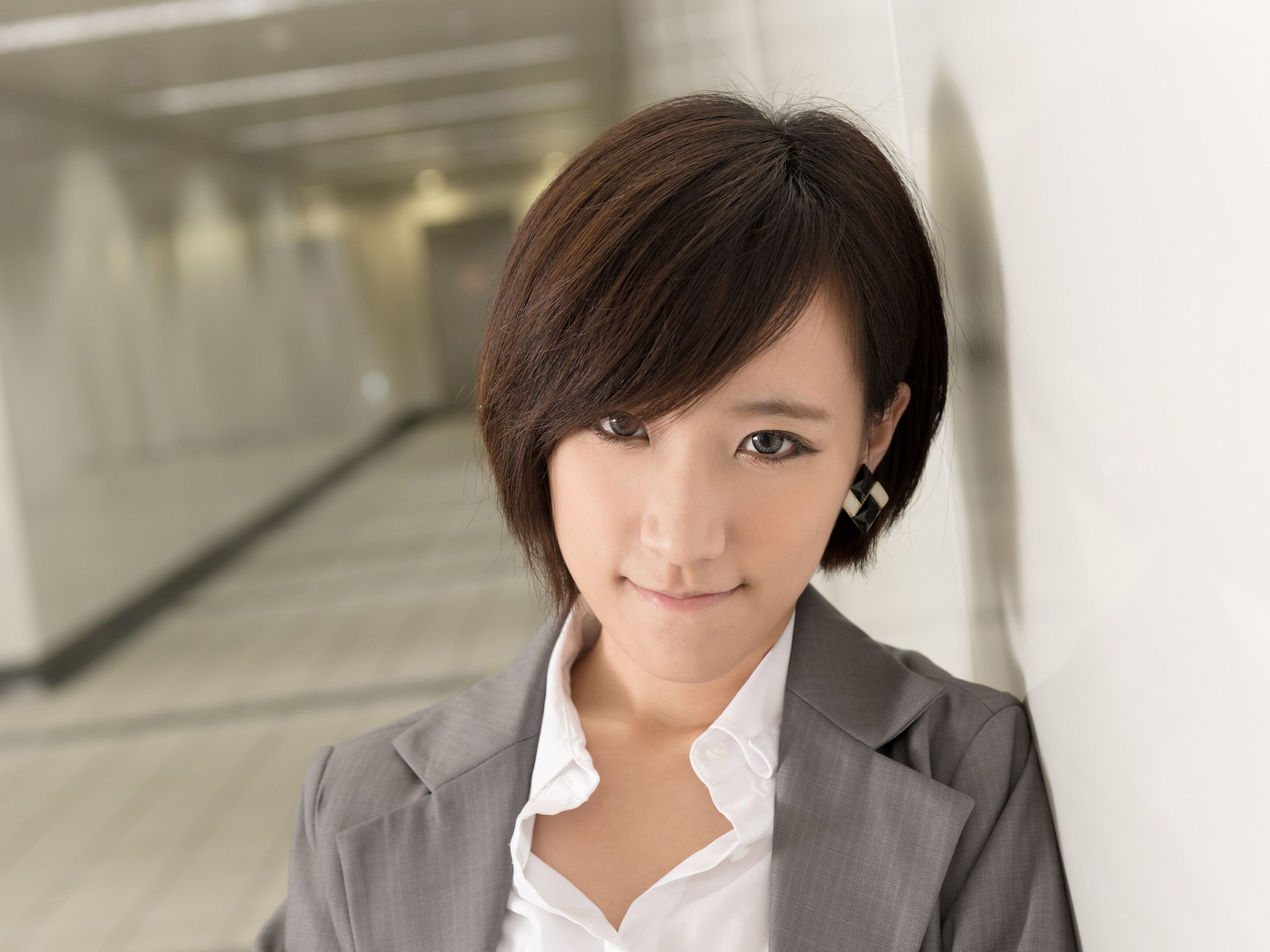 ผมบ๊อบหน้าม้า ปัดข้าง (Credit: shutterstock)