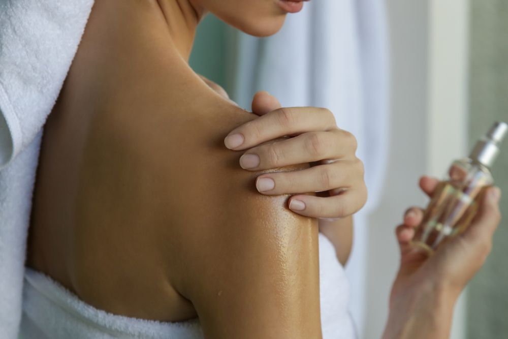 หญิงสาวทาครีมบำรุงผิวหลังอาบน้ำ