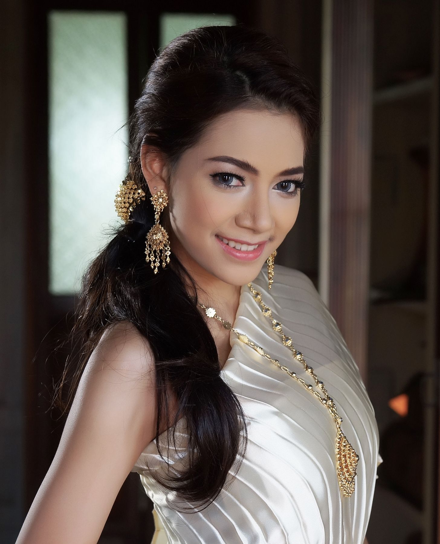 รวบผมปล่อยพริ้วพร้อมช่อดอกไม้ (Credit: Rex by Shutterstock)