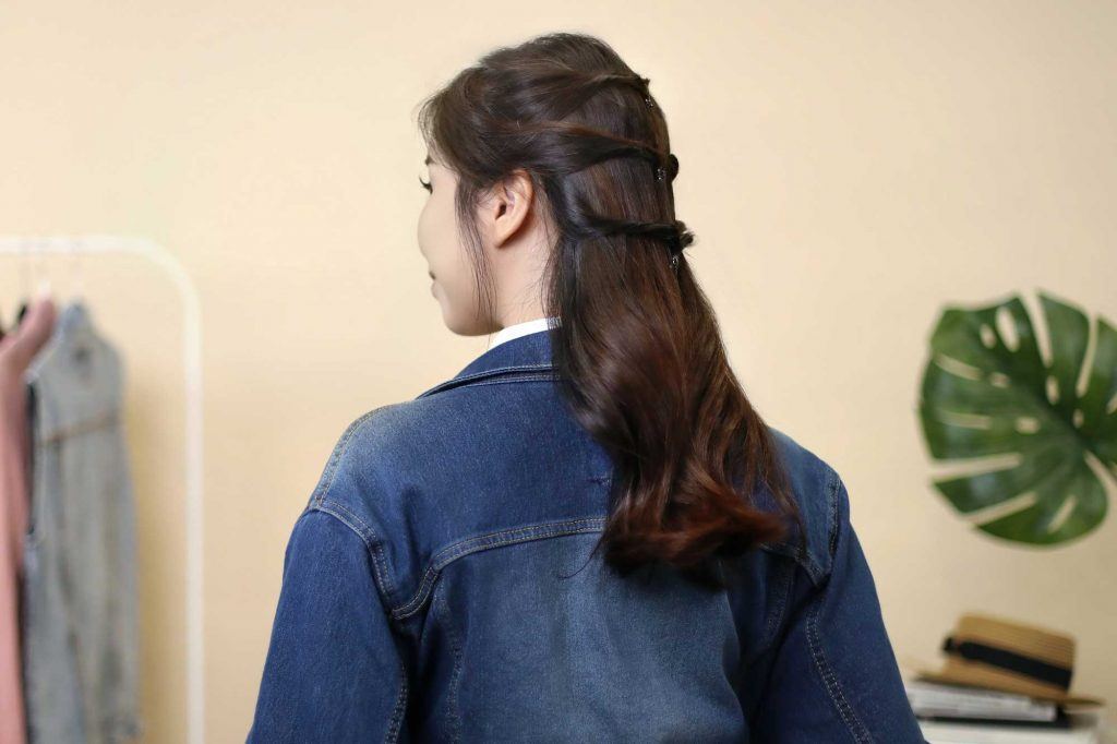 ผู้หญิงเอเชียผมยาวสีดำ ทำทรงผมไปเรียนง่ายๆ