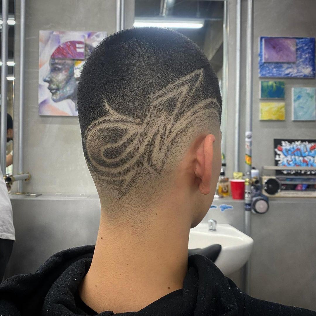 ผู้ชายเอเชีย ผมสีดำ ตัดผมสั้น ทรงสกินเฮด Skinhead แกะลายผม