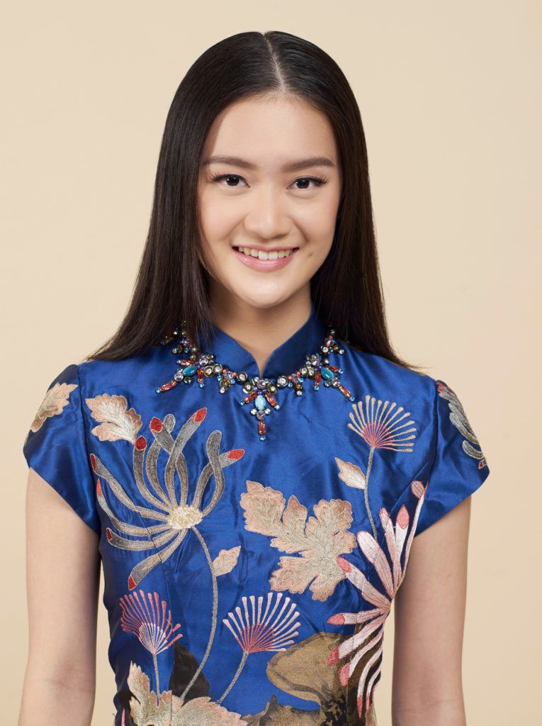 สาวเอเชีย ผมยาวตรง แสกกลาง 