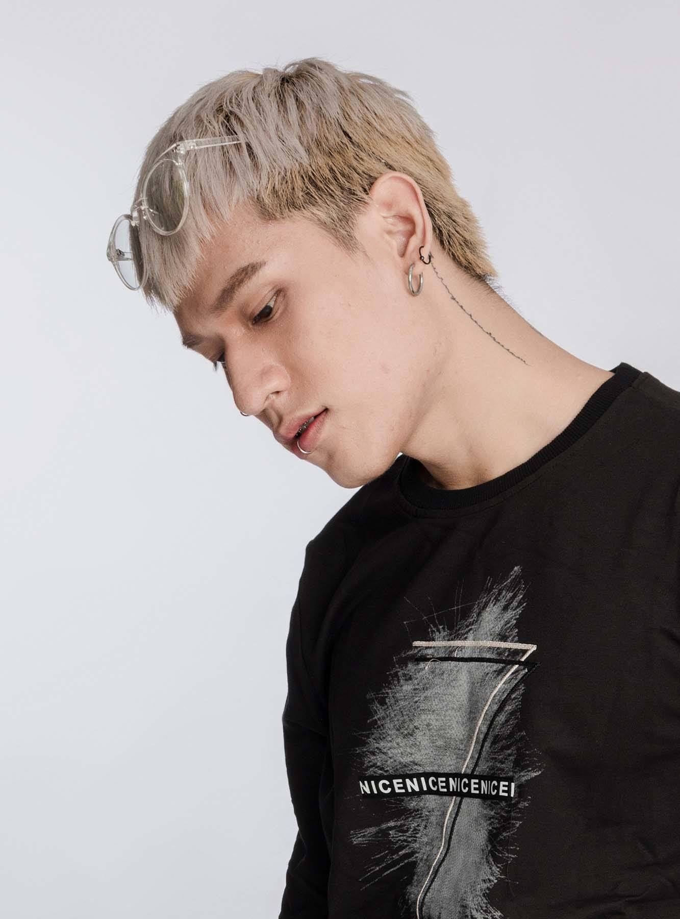 ทรงผมชายเกาหลี เปิดข้าง ทำสีเทาเท่ๆ (Credit: Rex by Shutterstock)