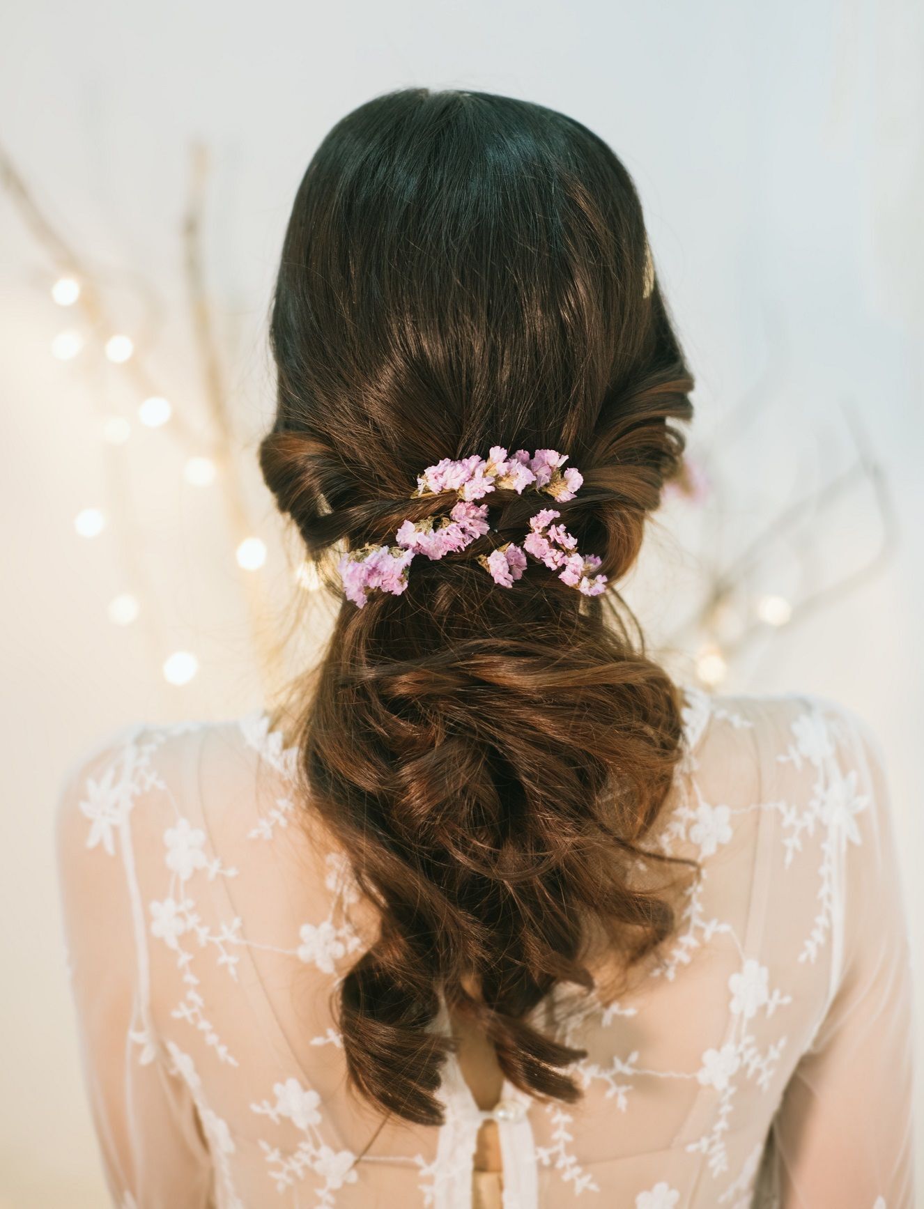 ทรงผมเจ้าสาวสไตล์หางม้า (Credit : Shutterstock)