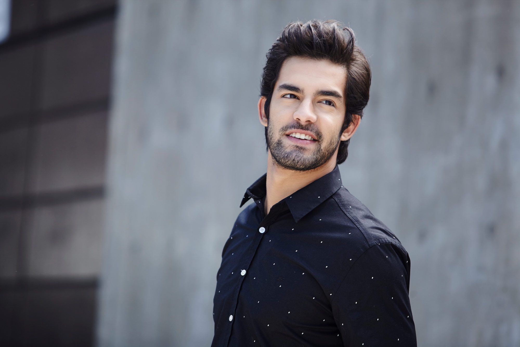 Model rambut quiff pada pria.