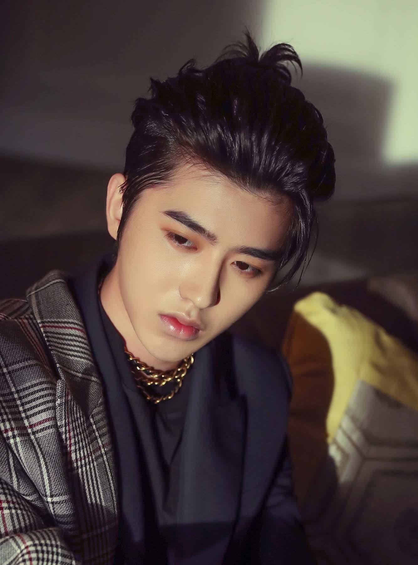 ผมเซ็ตเสยแบบเว็ทลุค (Credit: Rex by Shutterstock)