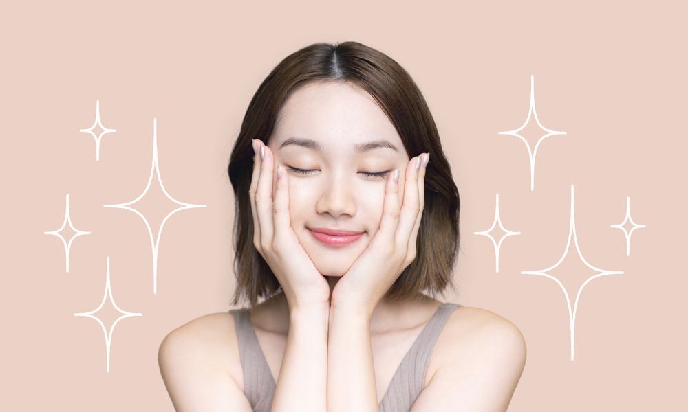 ผู้หญิงเอเชียไว้ผมสั้นสีดำ ใช้มือจับใบหน้าทั้งสองข้าง การดูแลผิวผสม