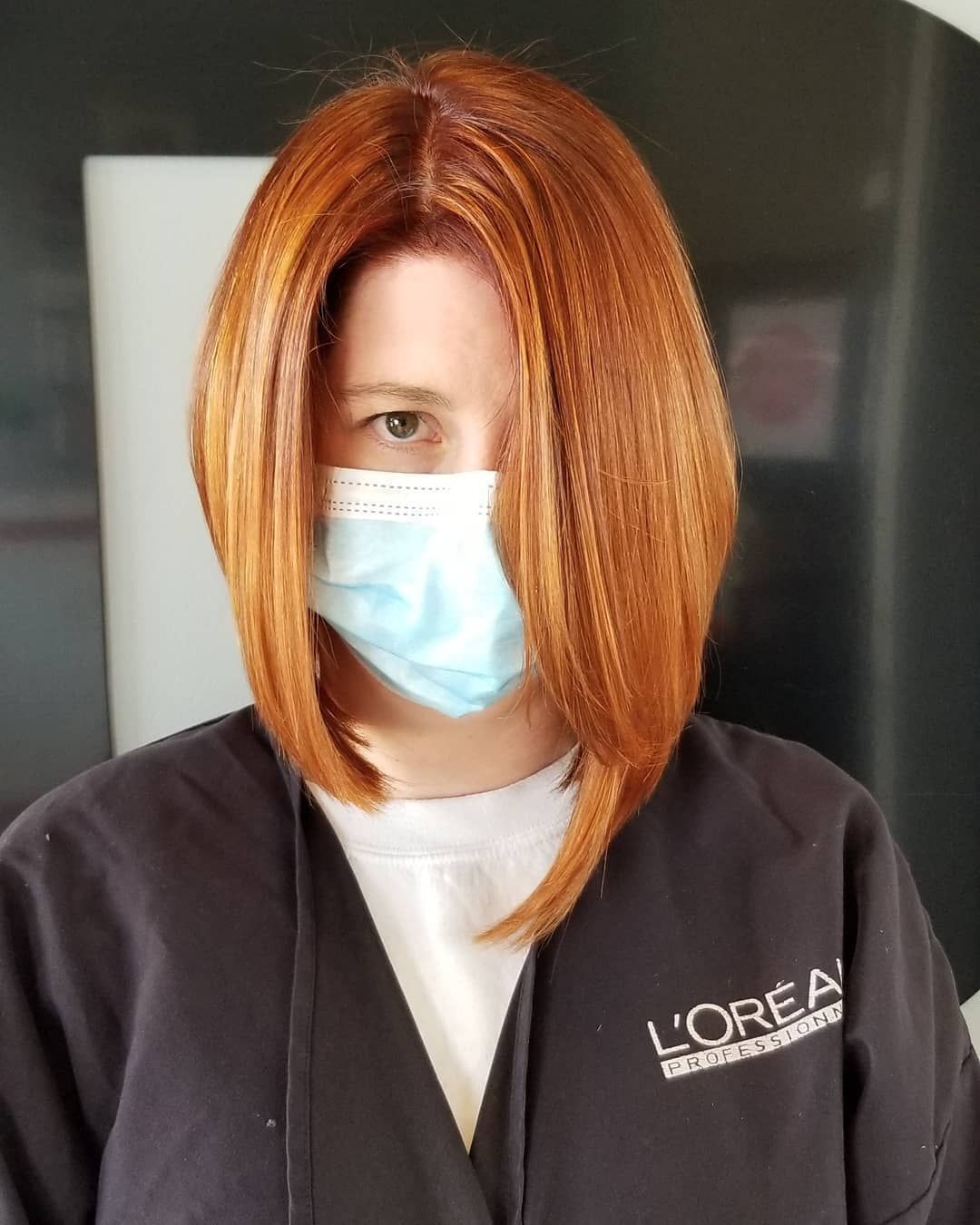 ผู้หญิงเอเชีย ไว้ผมประบ่า ทำผมสีส้ม ตัดทรงผมสั้นข้างยาวข้างสำหรับผู้หญิง