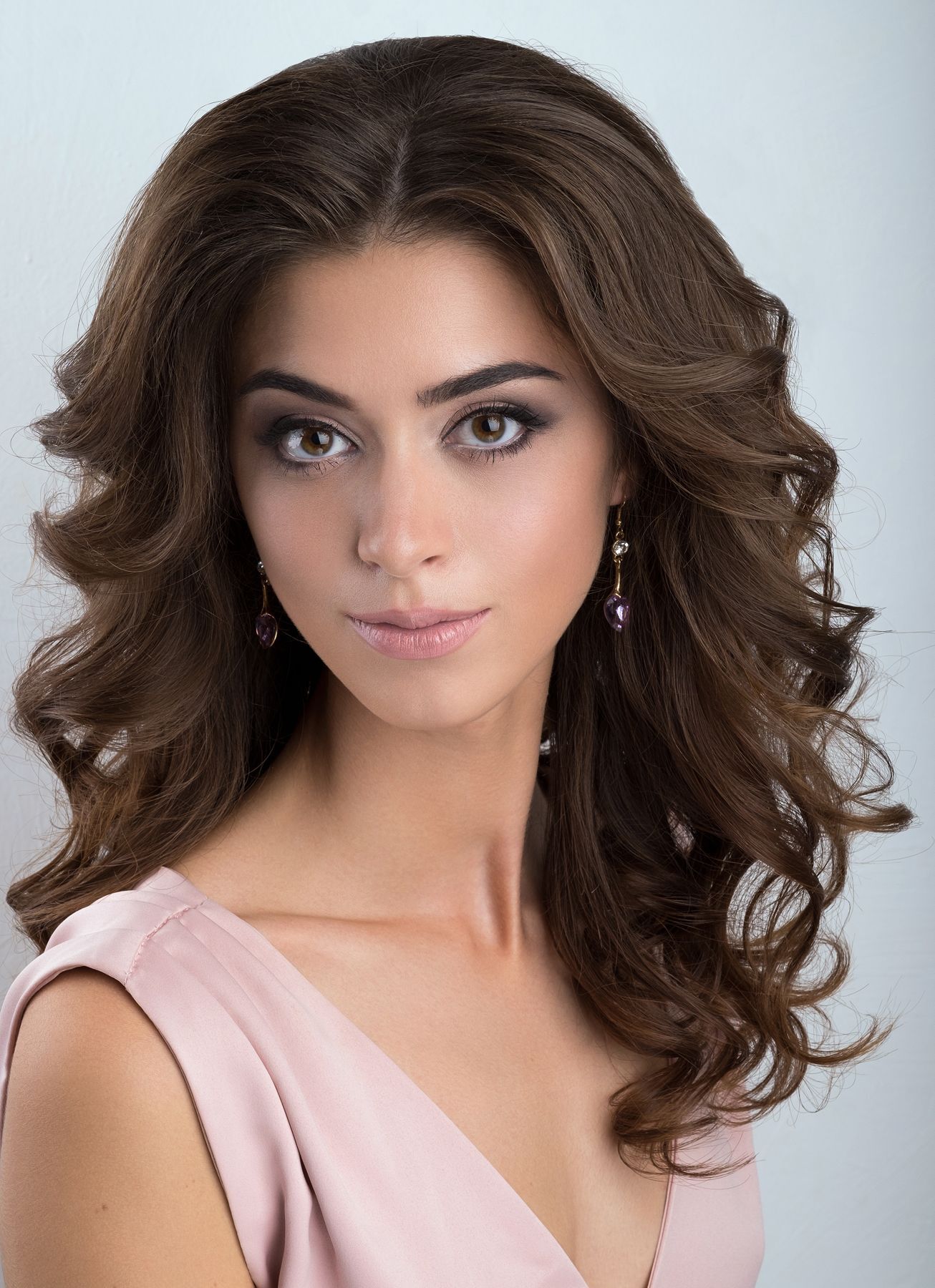 ทรงผมฟาร่า (Credit : Shutterstock)