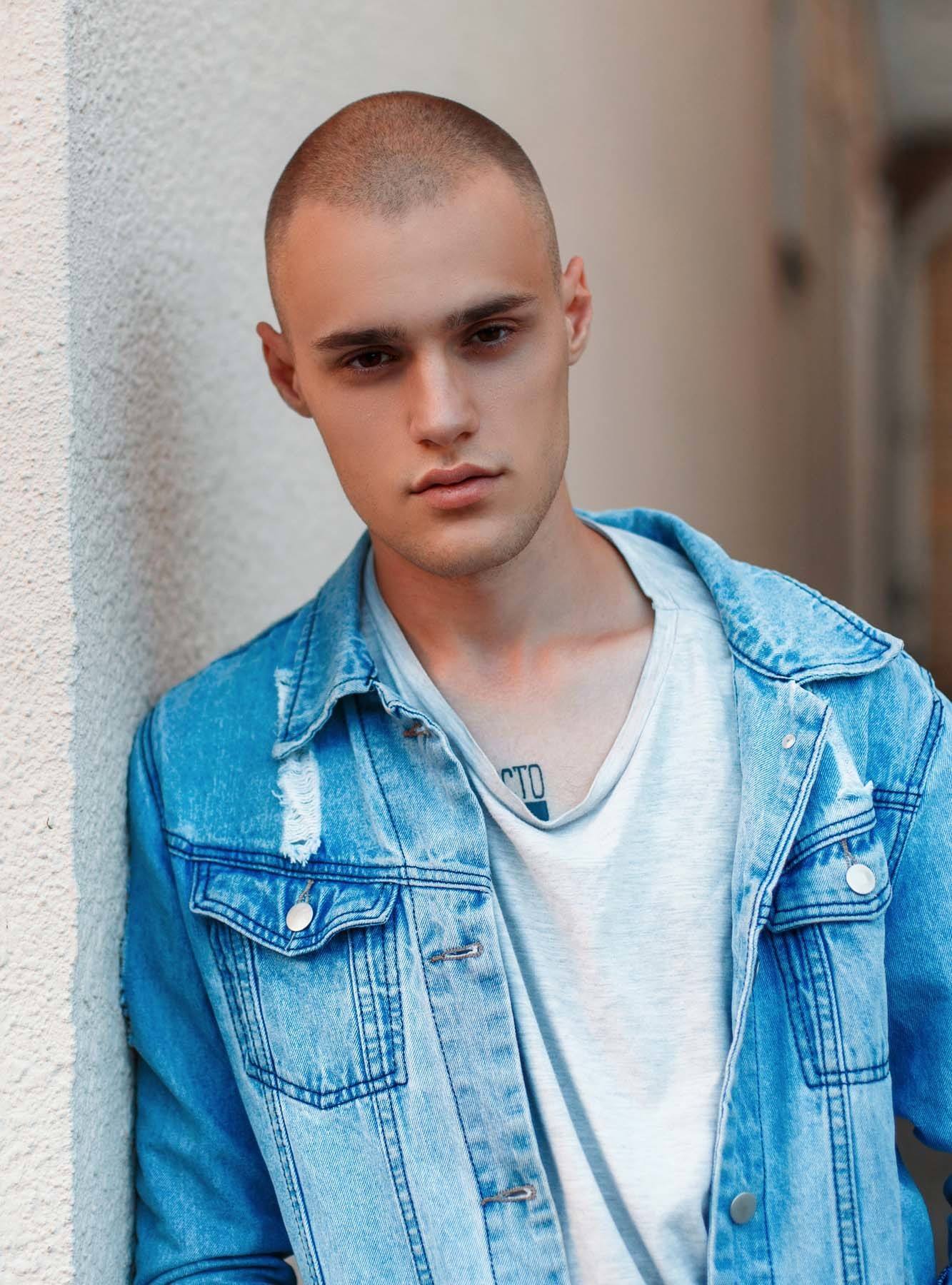 ผู้ชายตัดผมสั้นเกรียน สกินเฮด